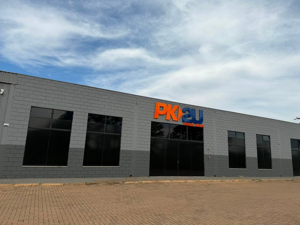 Fachada da sede da PK2U em Avaré, com o letreiro da empresa